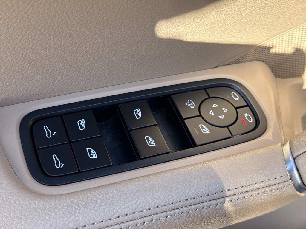 Used 2022 Porsche Cayenne Platinum Edition image 20