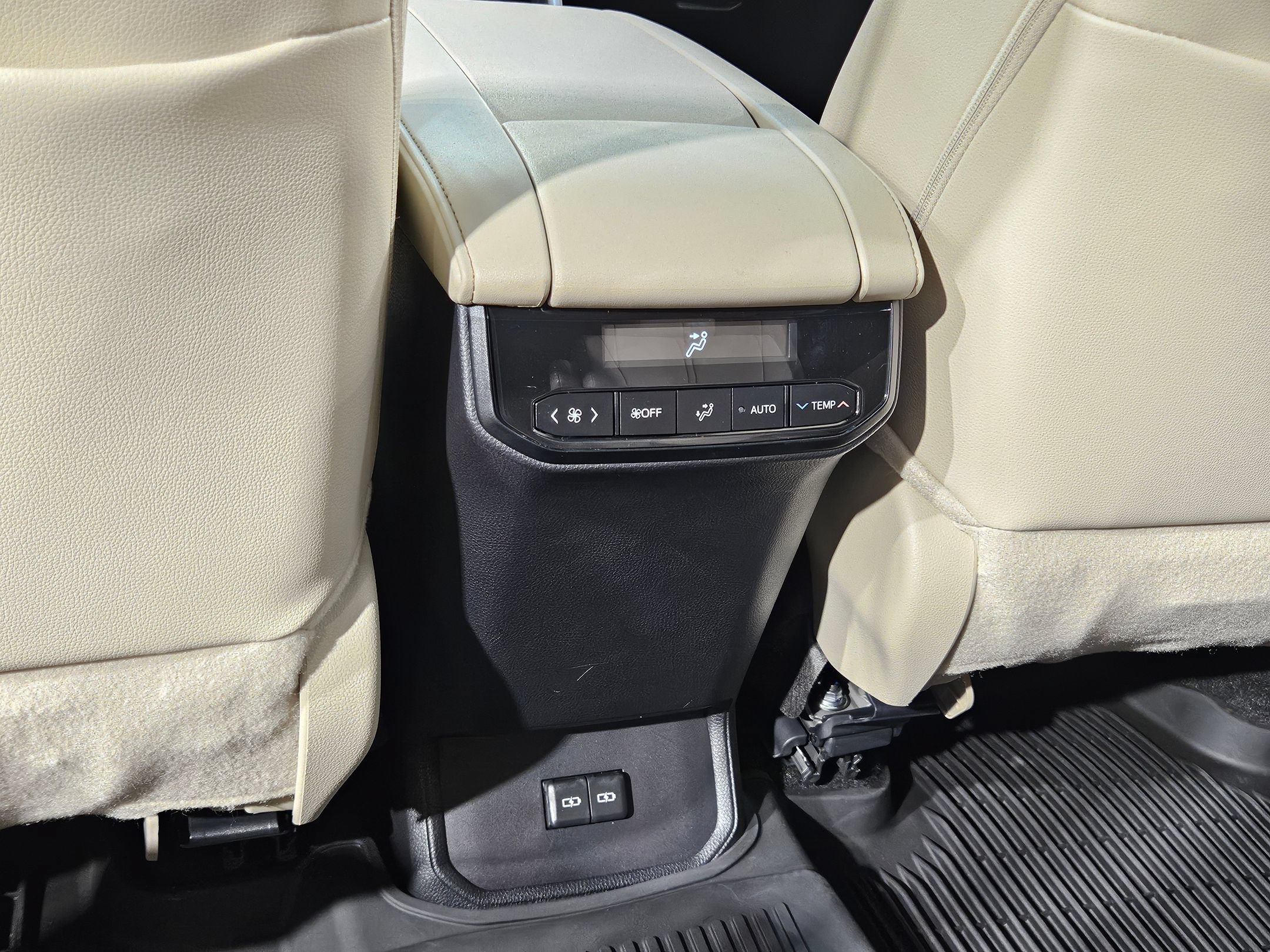Certified 2024 Toyota Highlander XLE FWD image 38