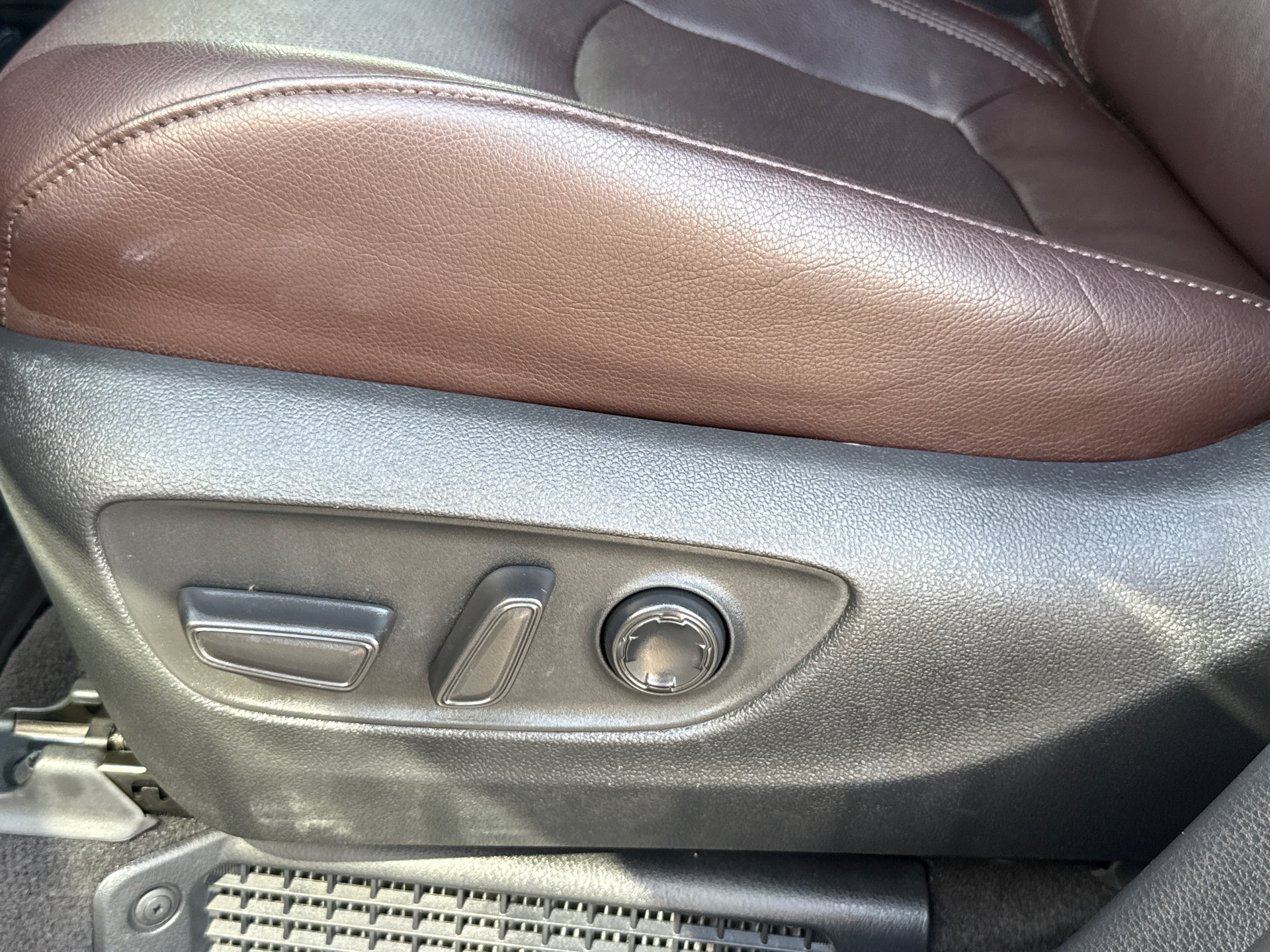 Used 2023 Toyota Sienna Platinum FWD image 25