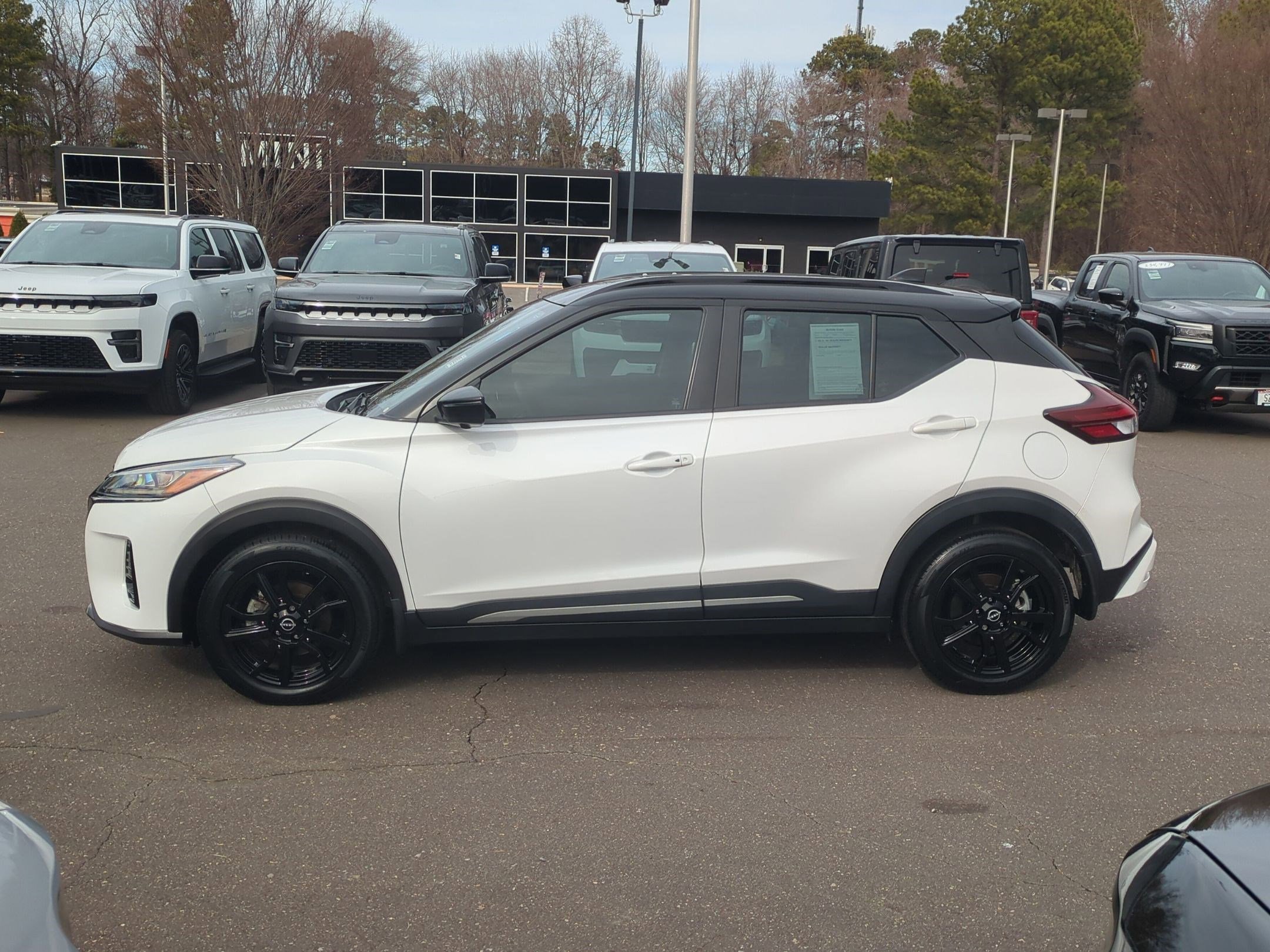 Used 2023 Nissan Kicks SR w/ SR Premium Package image 8