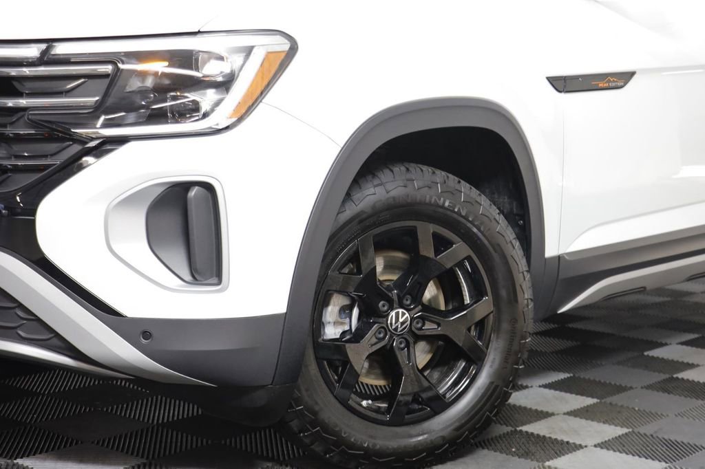 Used 2025 Volkswagen Atlas Peak Edition SE AWD/4WD image 3