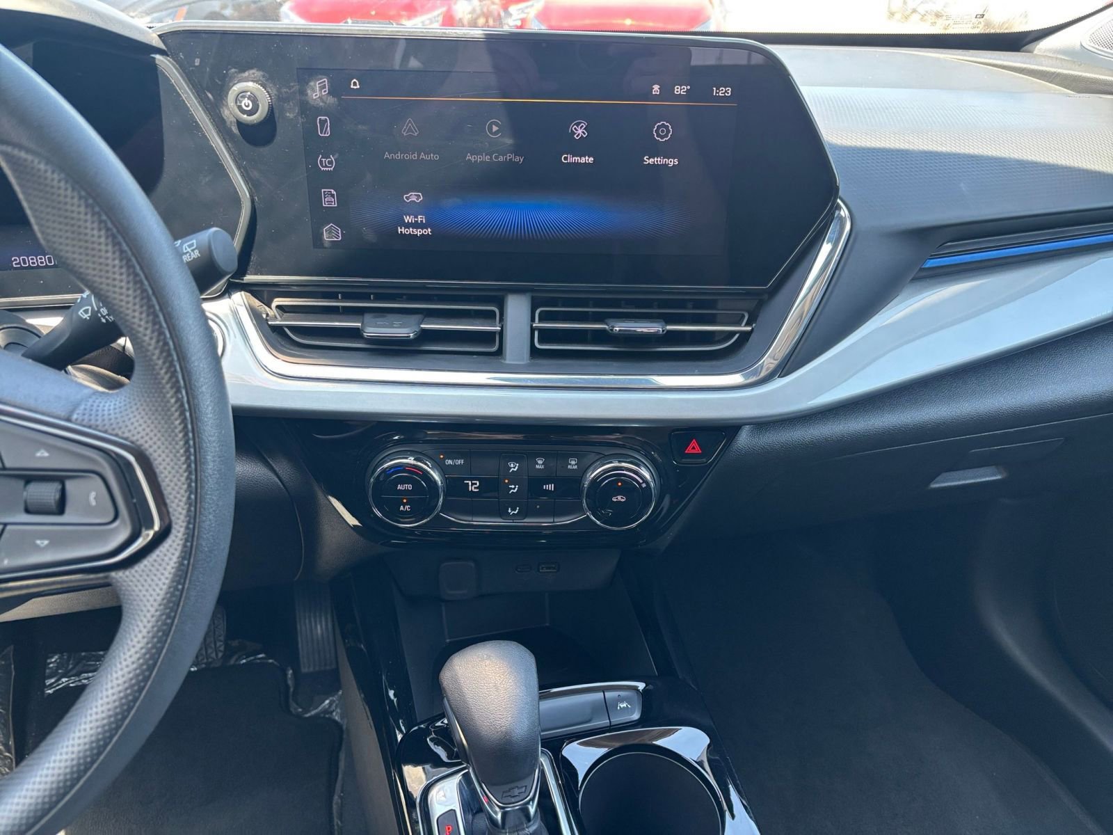 Used 2025 Chevrolet Trax LT FWD image 17