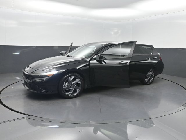 Used 2025 Hyundai Elantra Sport FWD image 30