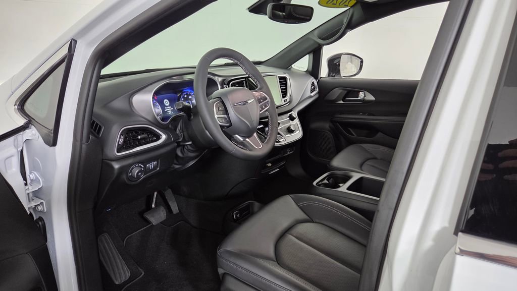 Used 2026 Chrysler Pacifica Select image 15
