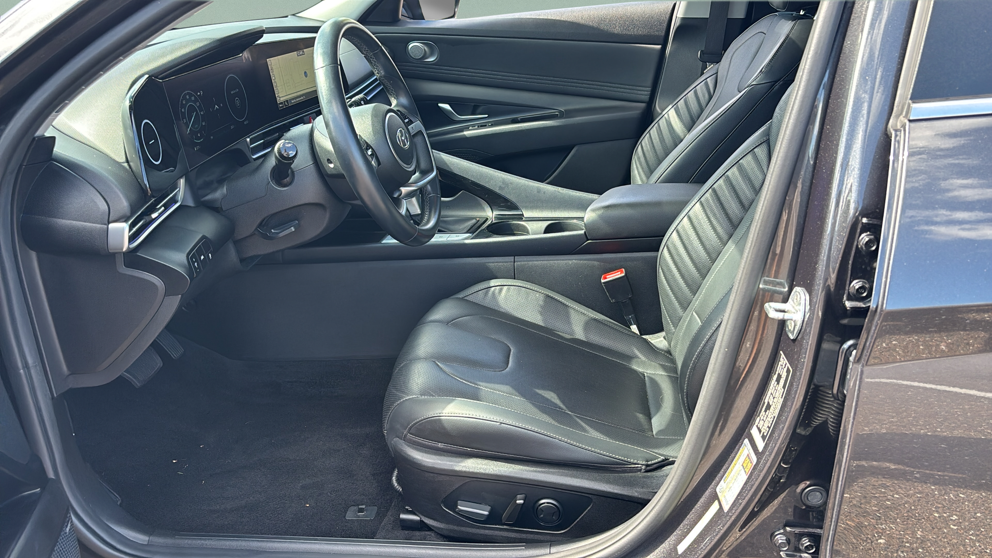 Used 2022 Hyundai Elantra Limited w/ Cargo Package FWD image 7