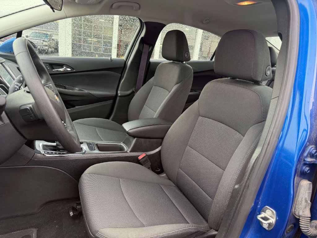 Used 2017 Chevrolet Cruze LT FWD image 10