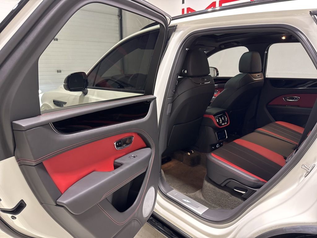 Used 2023 Bentley Bentayga AWD/4WD image 37