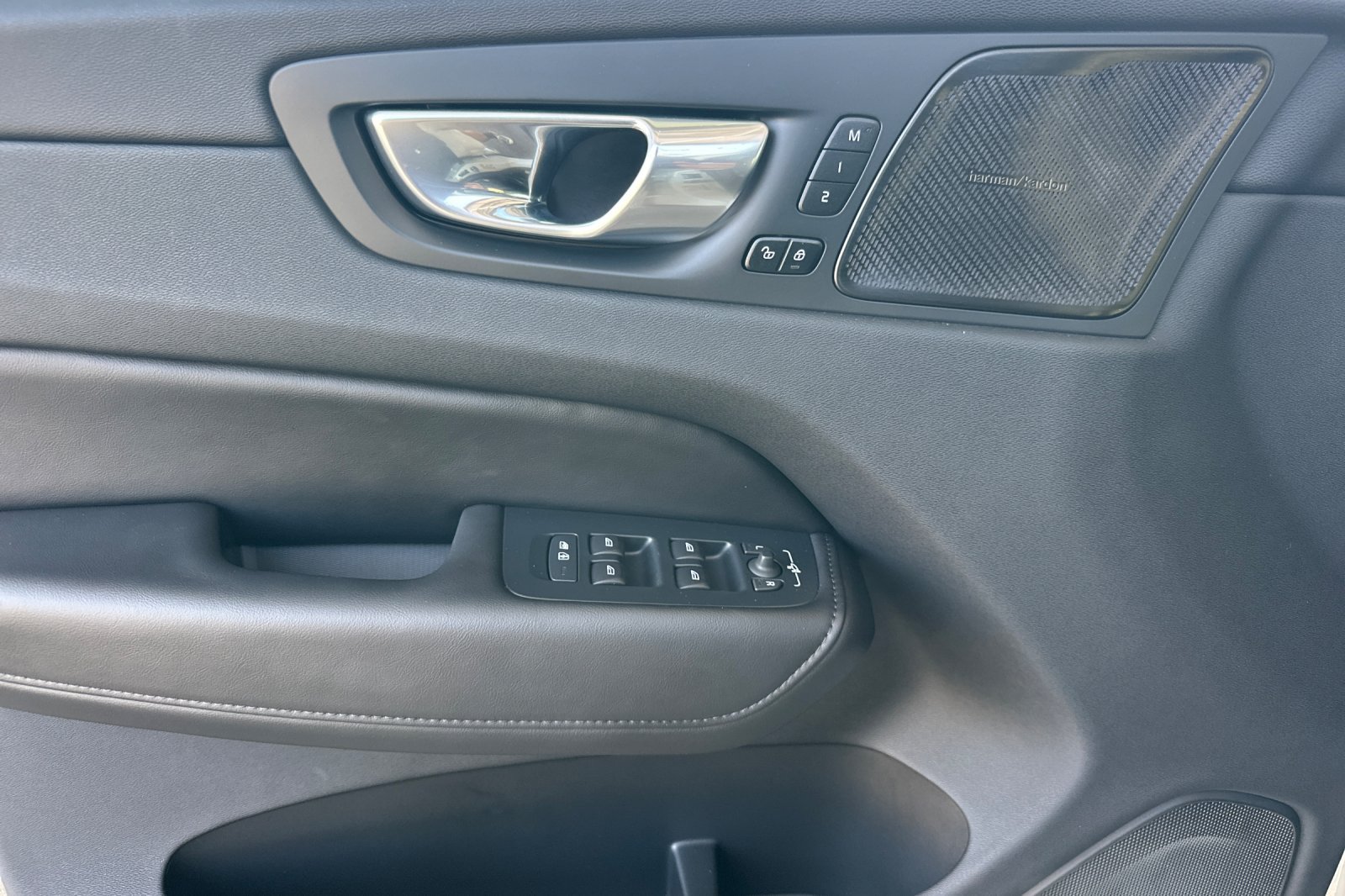 Certified 2023 Volvo XC60 T8 Plus AWD/4WD image 11