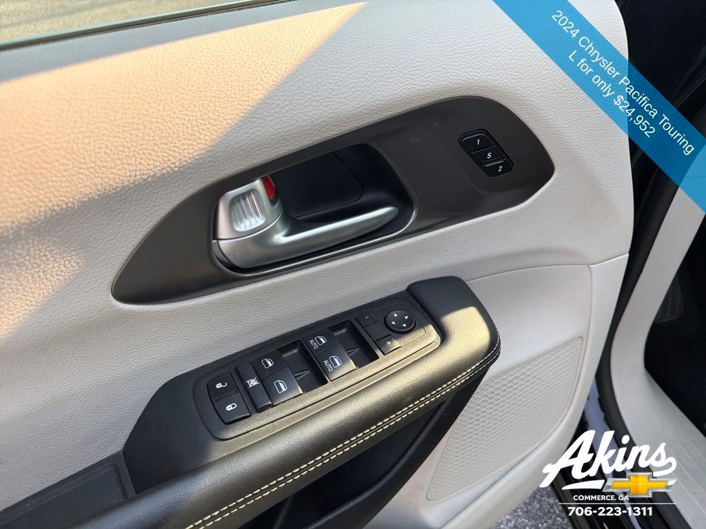 Used 2024 Chrysler Pacifica Touring-L FWD image 17