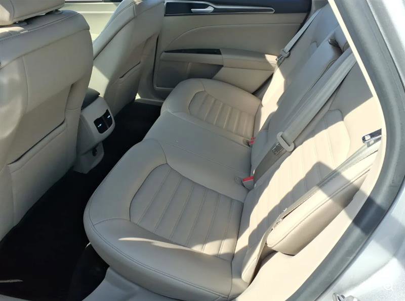 Used 2017 Ford Fusion SE w/ Fusion SE Technology Package image 9