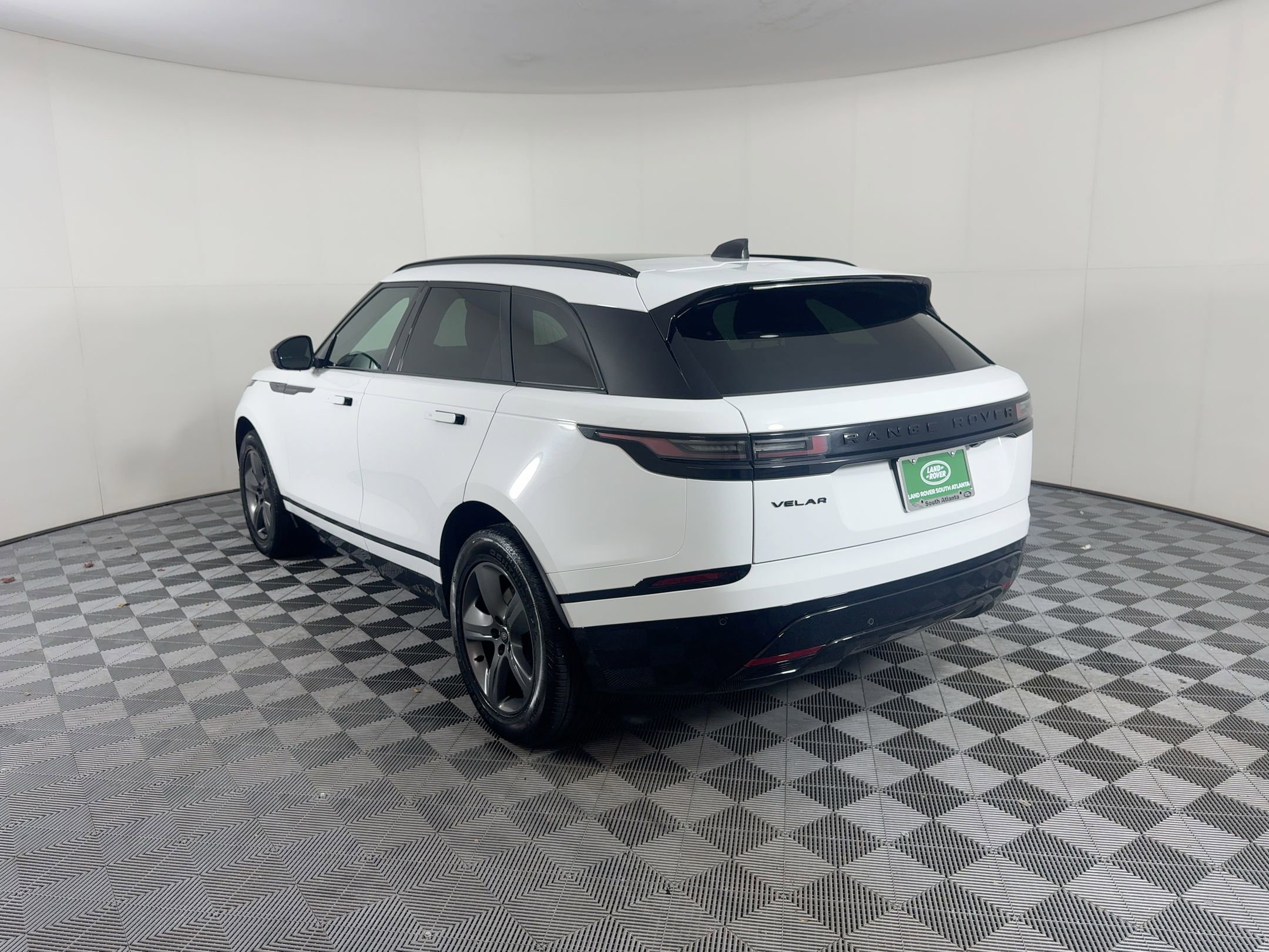 Used 2025 Land Rover Range Rover Velar Dynamic SE image 3