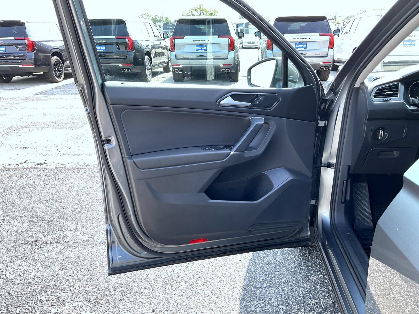 Used 2018 Volkswagen Tiguan SE w/ 3rd Row Seat Package AWD/4WD image 9