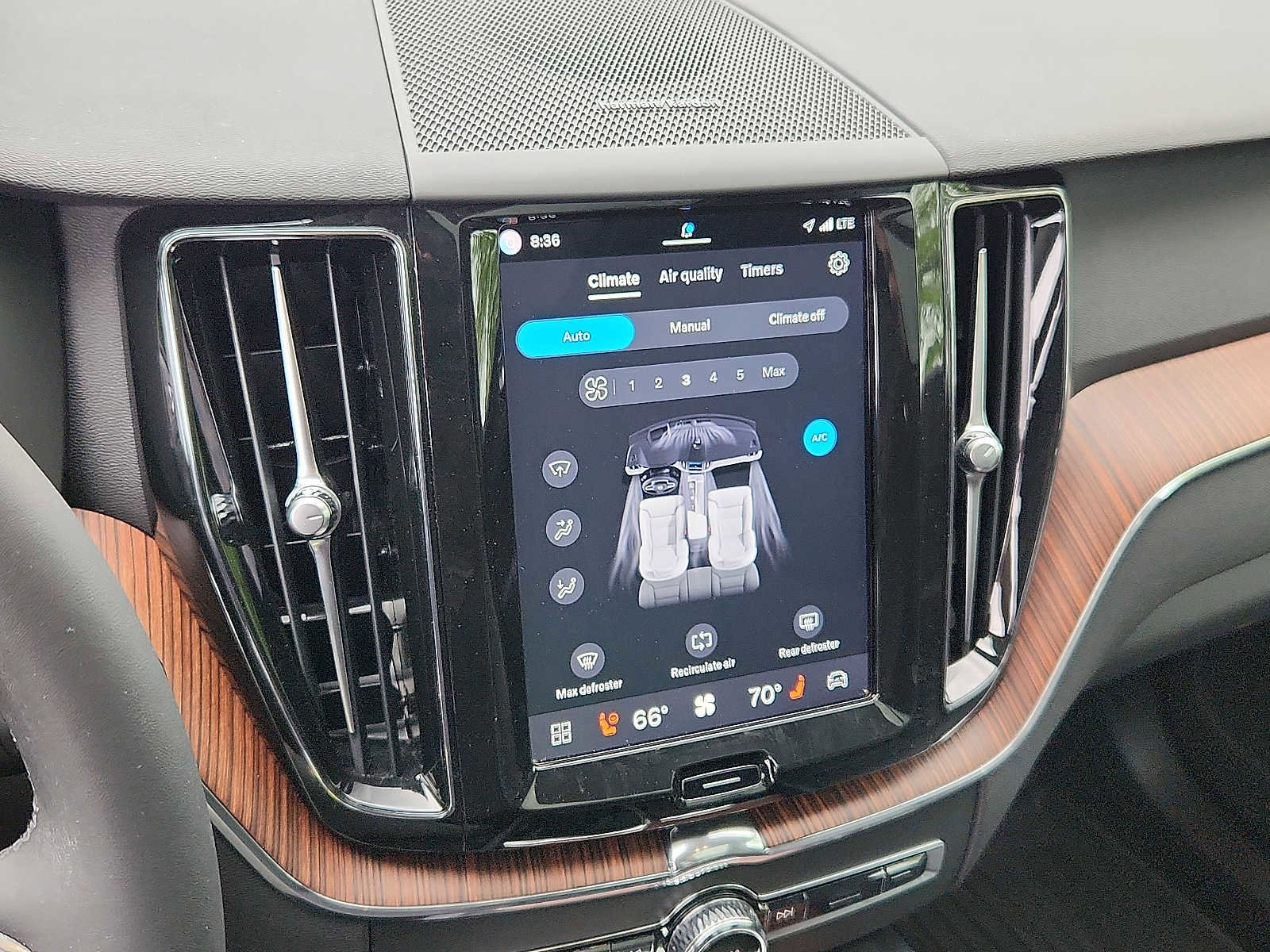 Certified 2024 Volvo XC60 B5 Plus w/ Protection Package Premier AWD/4WD image 15