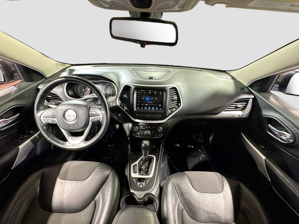 Used 2018 Jeep Cherokee Latitude Plus w/ Cold Weather Group FWD image 16