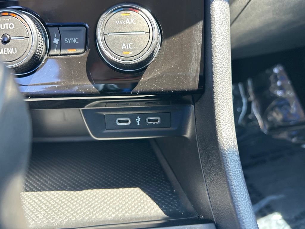 Used 2024 Volkswagen Jetta SE FWD image 35