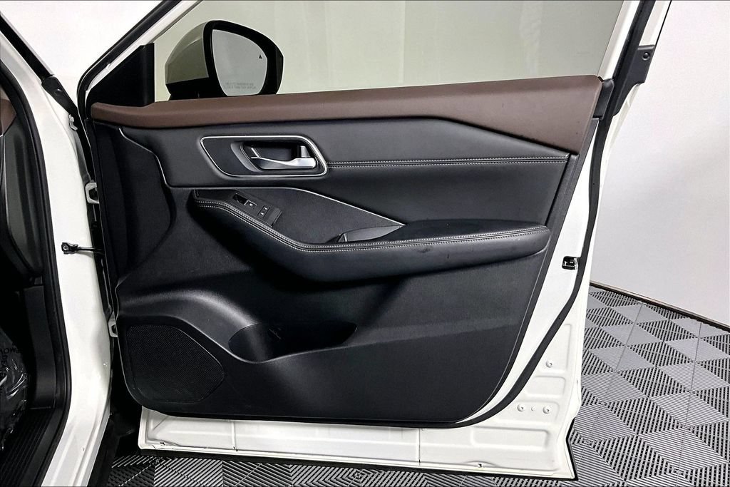 Used 2023 Nissan Rogue Platinum FWD image 24