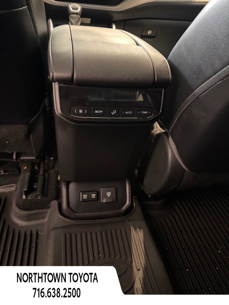 Used 2021 Toyota Highlander Limited AWD/4WD image 31