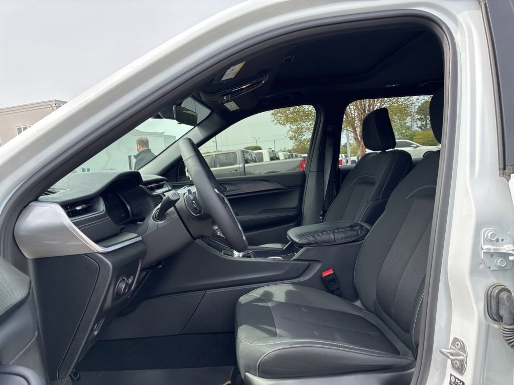 Used 2025 Jeep Grand Cherokee L Laredo w/ Luxury Tech Group I image 11