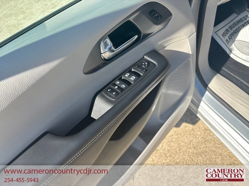 Used 2023 Chrysler Pacifica Touring-L FWD image 11