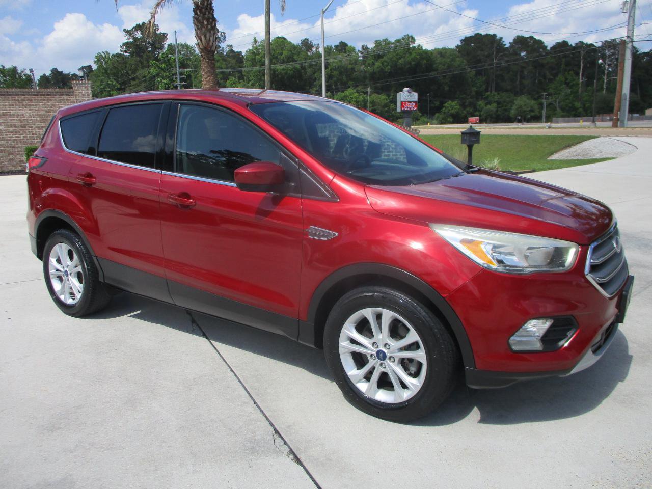 Used 2017 Ford Escape SE FWD image 1