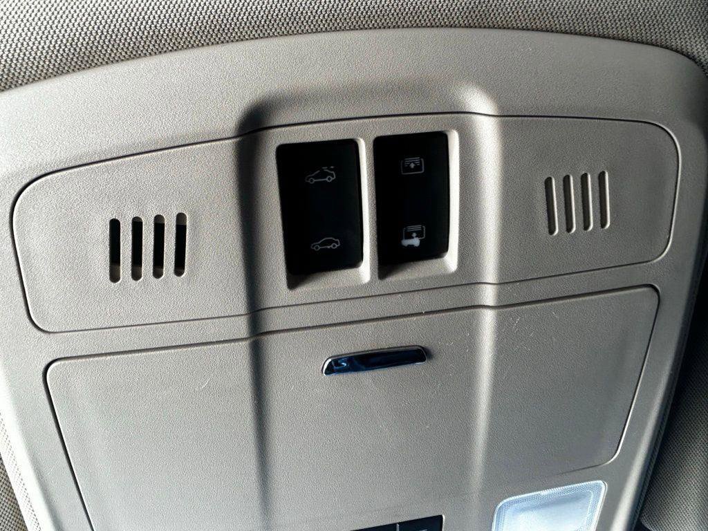 Used 2018 Buick Envision Essence FWD image 32