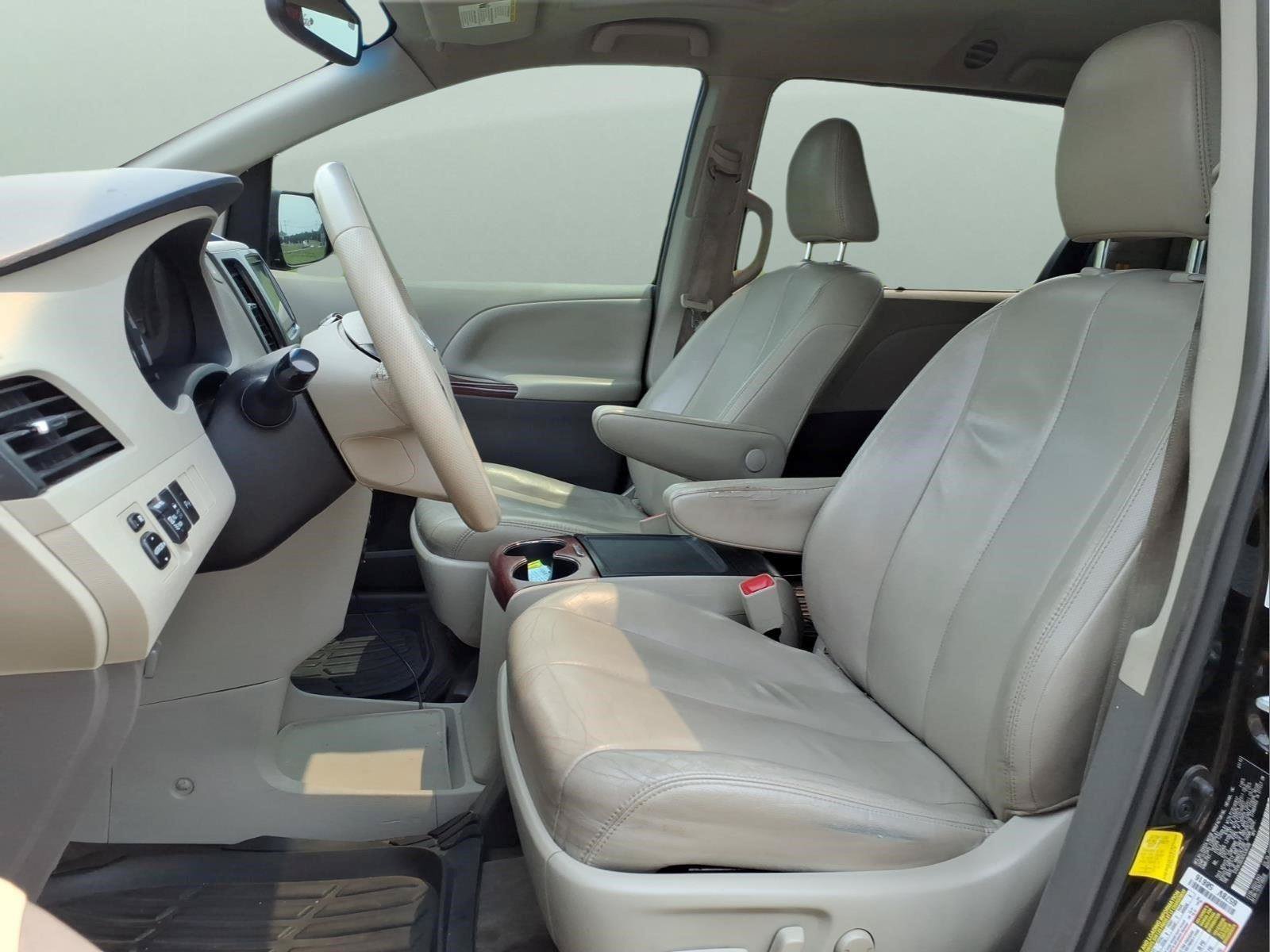Used 2013 Toyota Sienna XLE FWD image 17