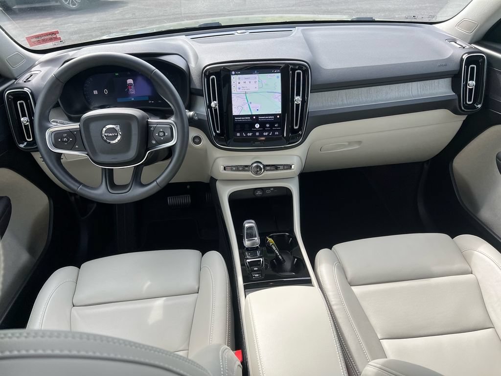 Certified 2025 Volvo XC40 B5 Plus AWD/4WD image 26