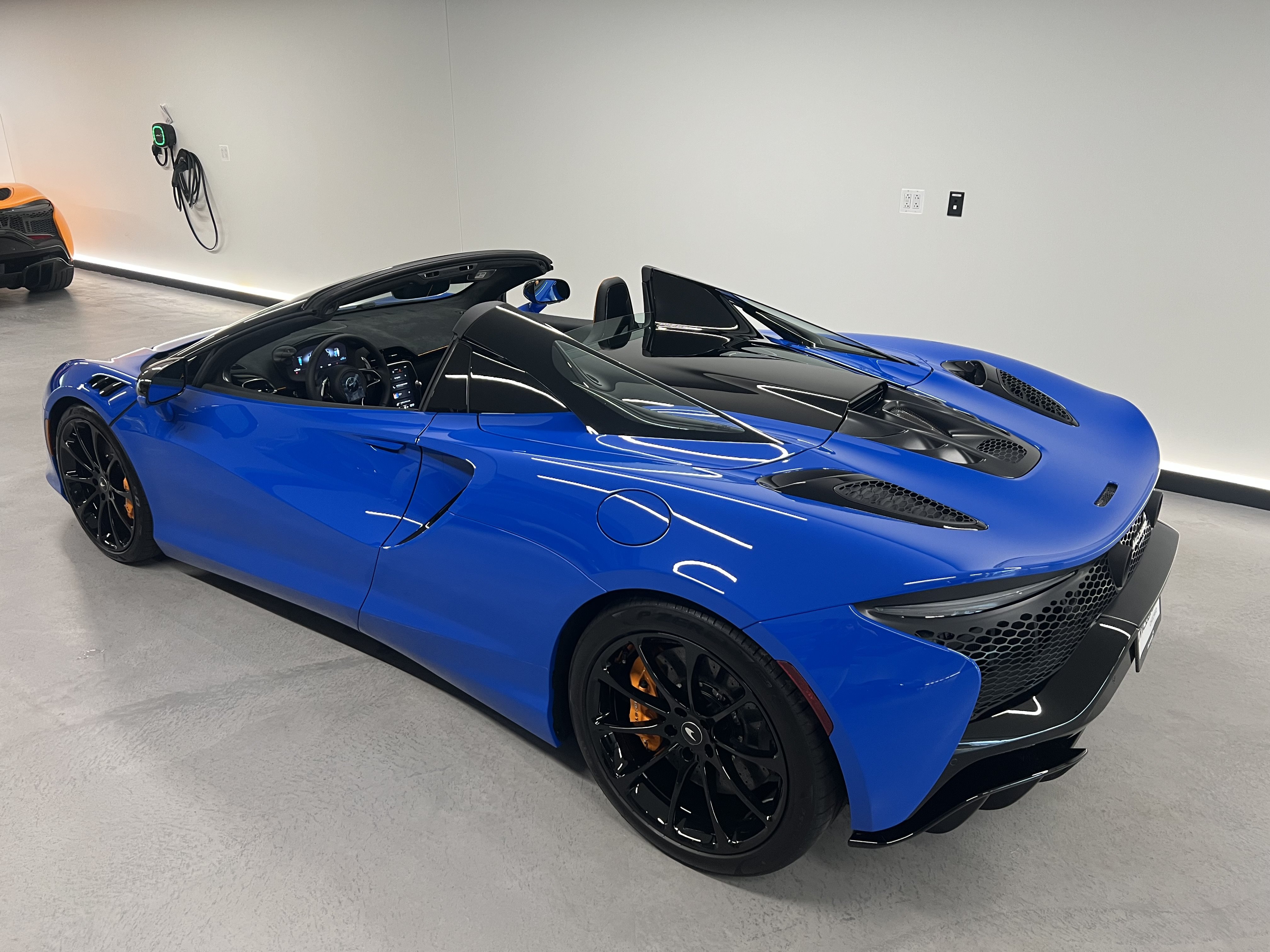 Used 2027 McLaren Artura Spider RWD image 6