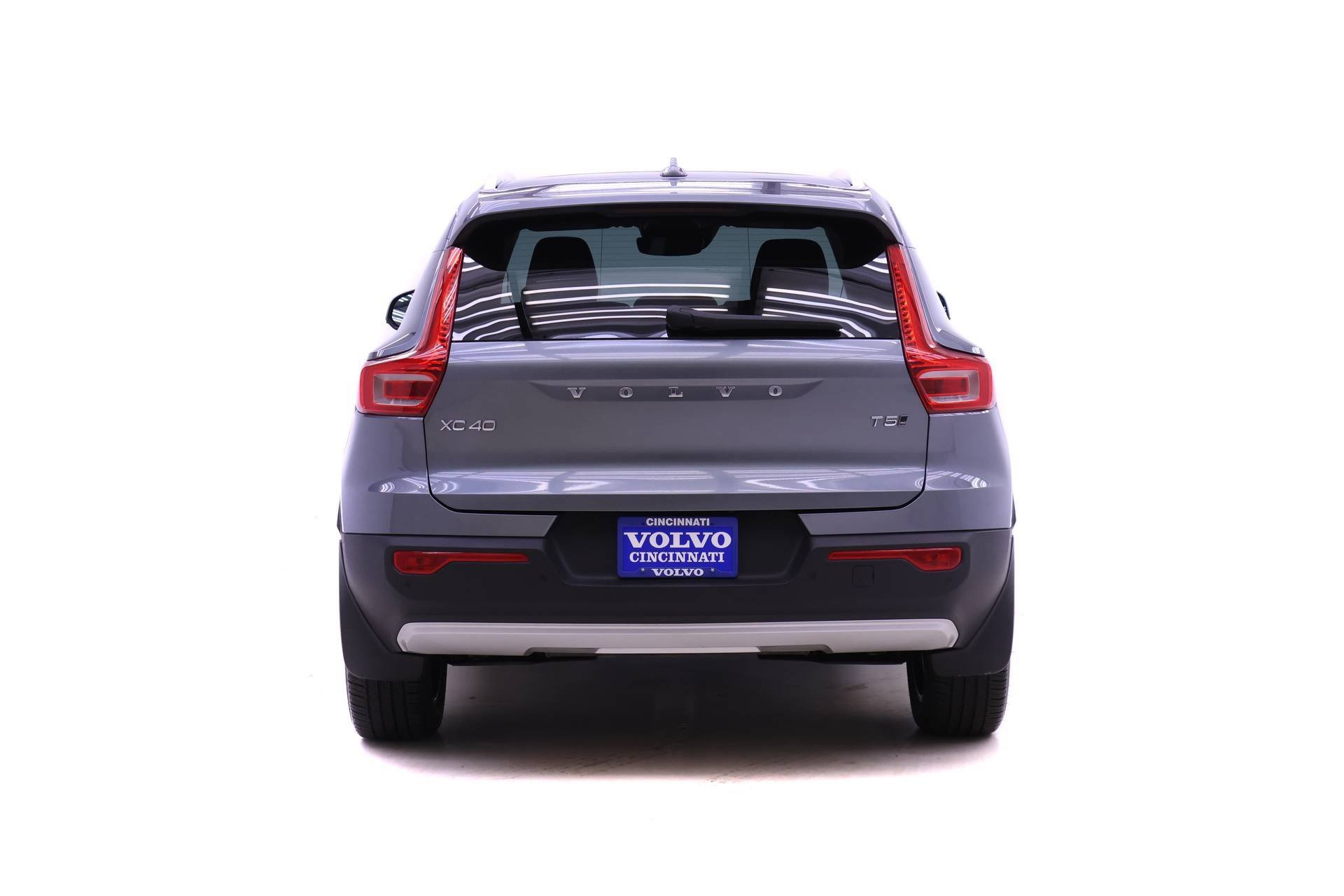 Used 2019 Volvo XC40 T5 Momentum image 7