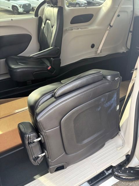 Used 2022 Chrysler Pacifica Touring-L image 17