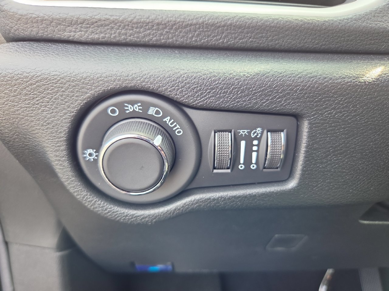 New 2027 Chrysler Pacifica Limited w/ Family Tech Group FWD image 35