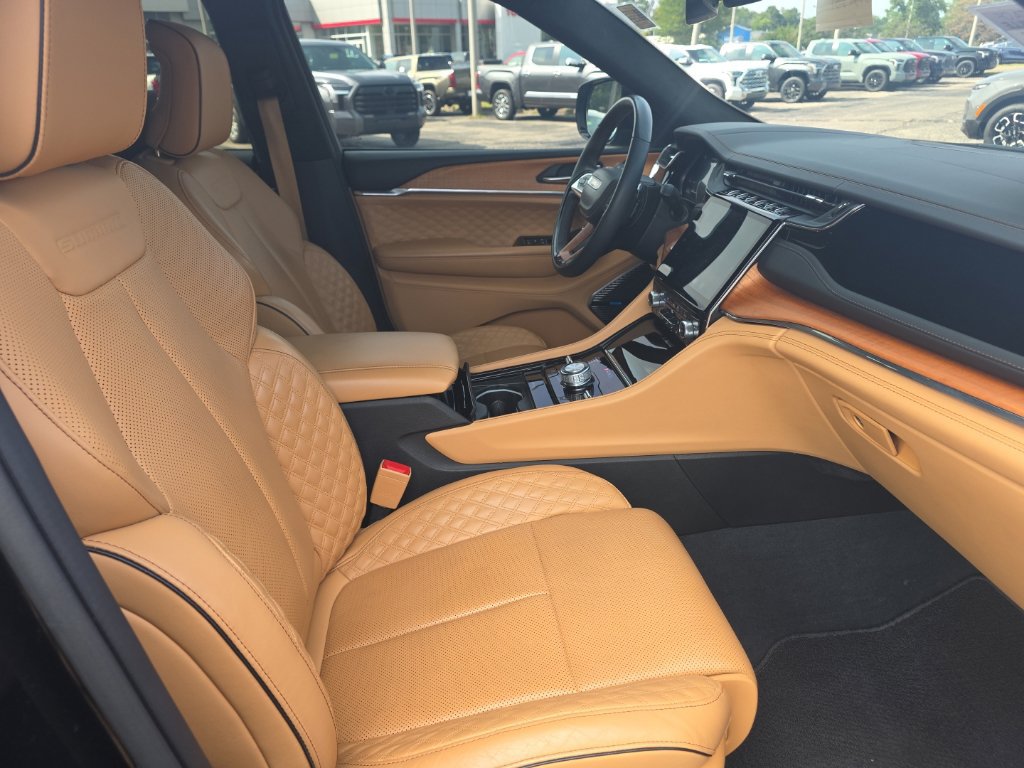Used 2023 Jeep Grand Cherokee L Summit AWD/4WD image 10