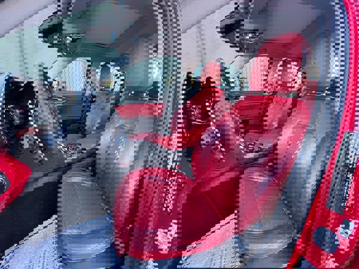 Used 2017 Alfa Romeo Giulia w/ Sport Appearance Package image 10