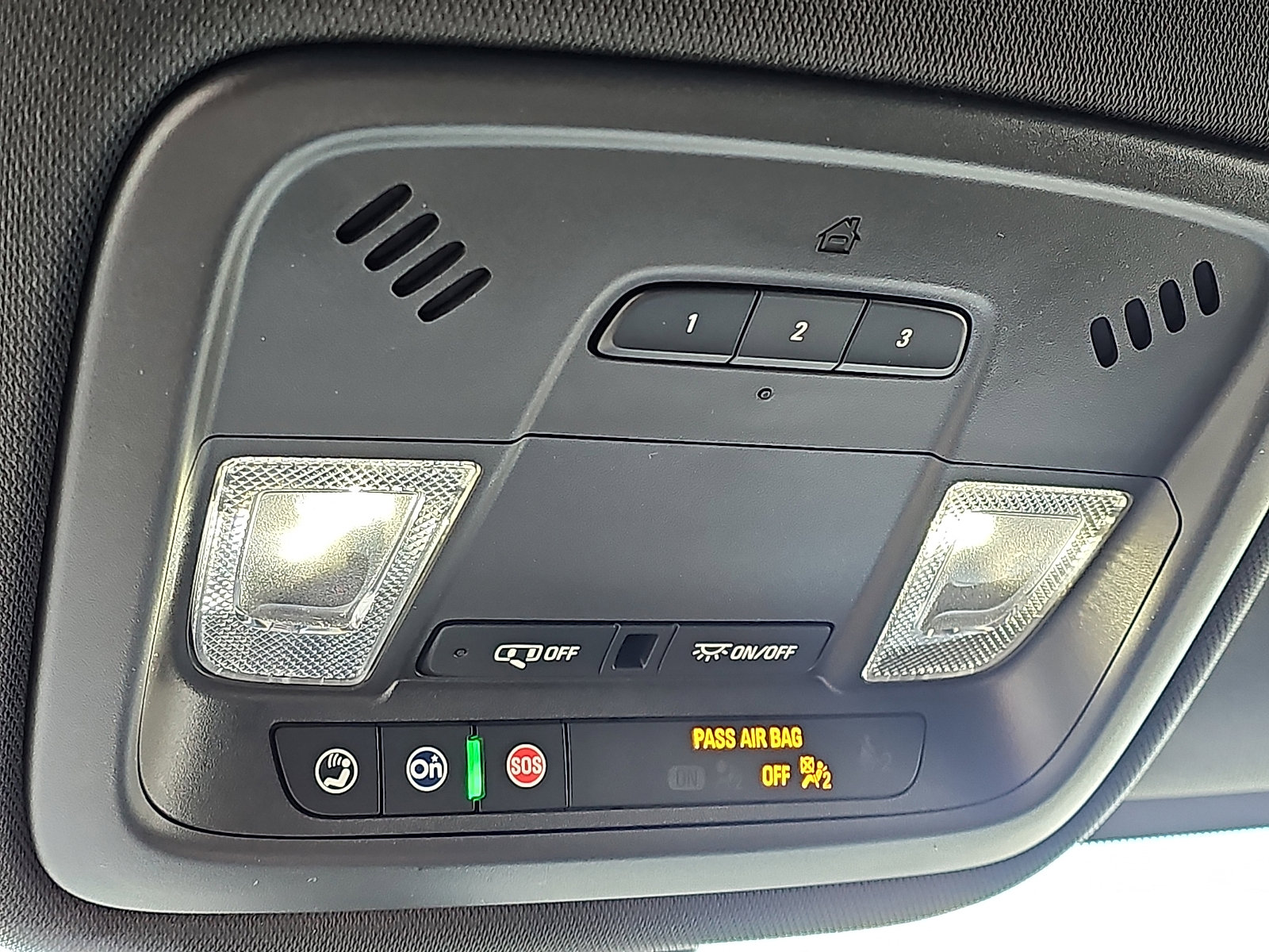 Used 2023 Chevrolet Traverse LT w/ Rear Camera Mirror Package image 29