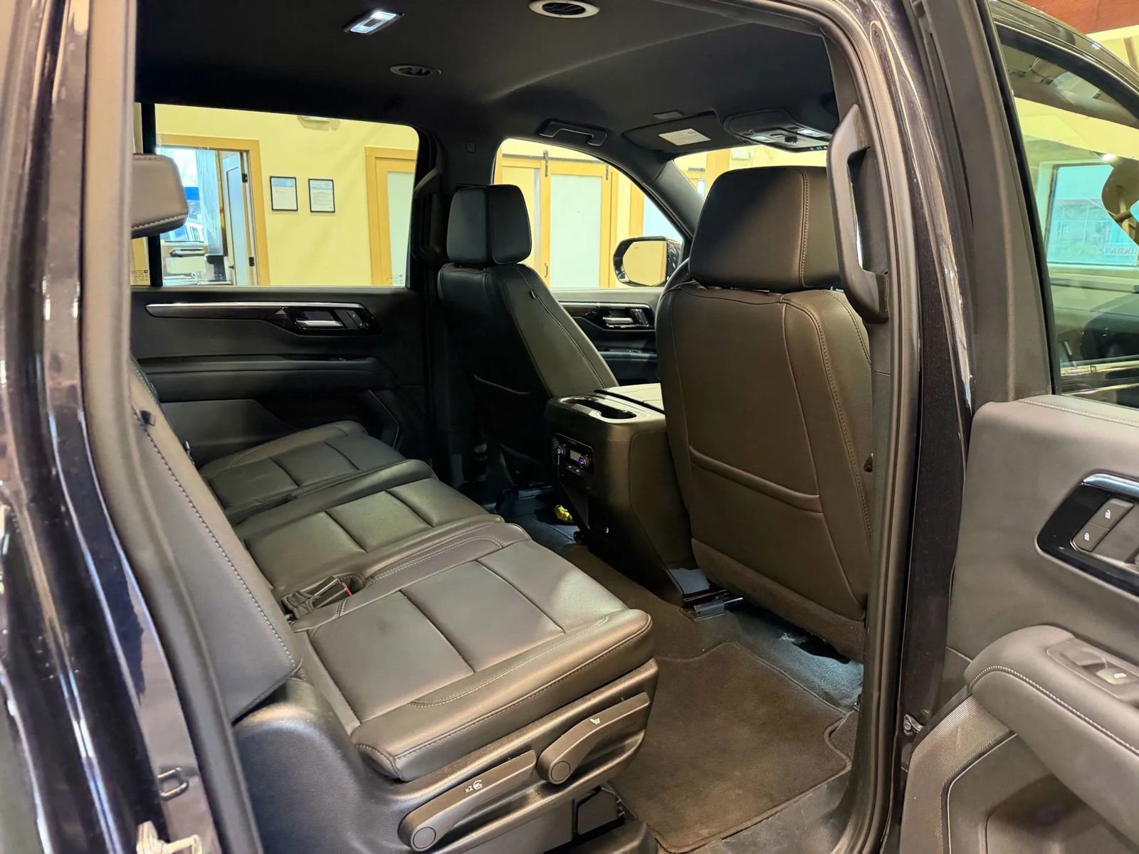 Used 2025 Chevrolet Suburban Z71 image 17