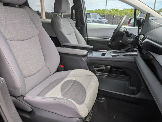 Used 2026 Toyota Sienna LE FWD image 28
