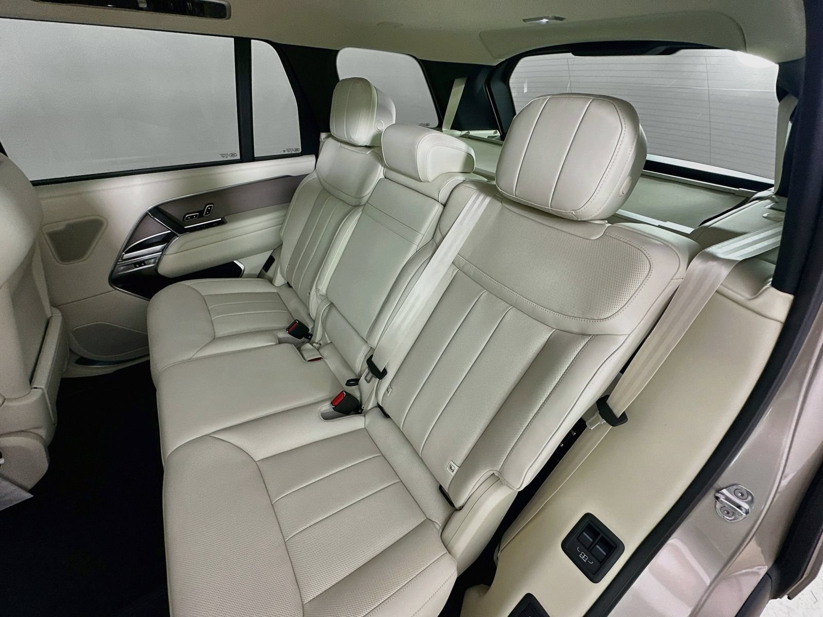 New 2026 Land Rover Range Rover Long Wheelbase SE AWD/4WD image 35
