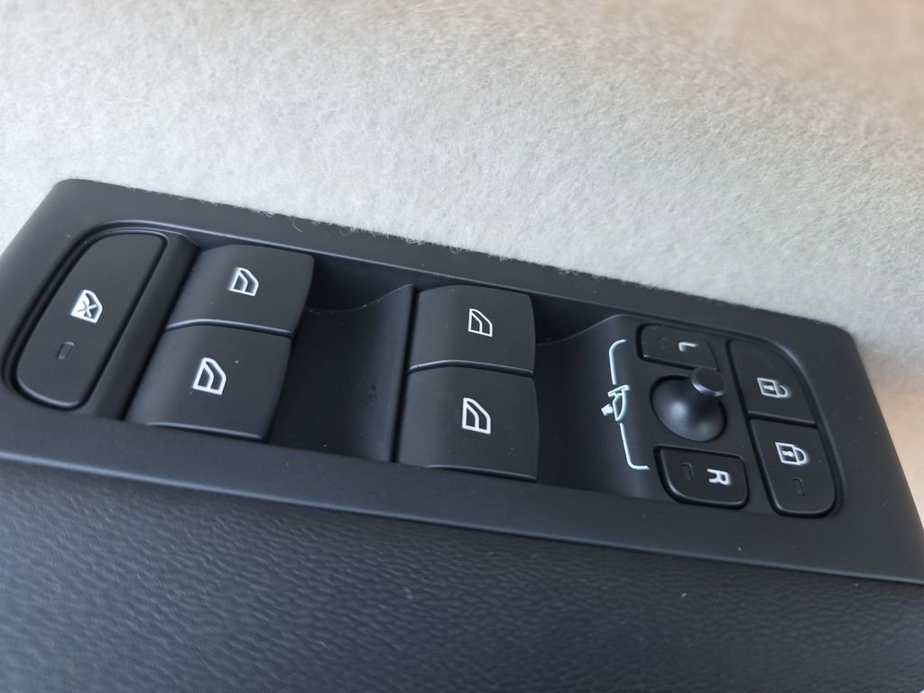 Certified 2023 Volvo XC40 B5 Plus w/ Driver Assist Package image 33