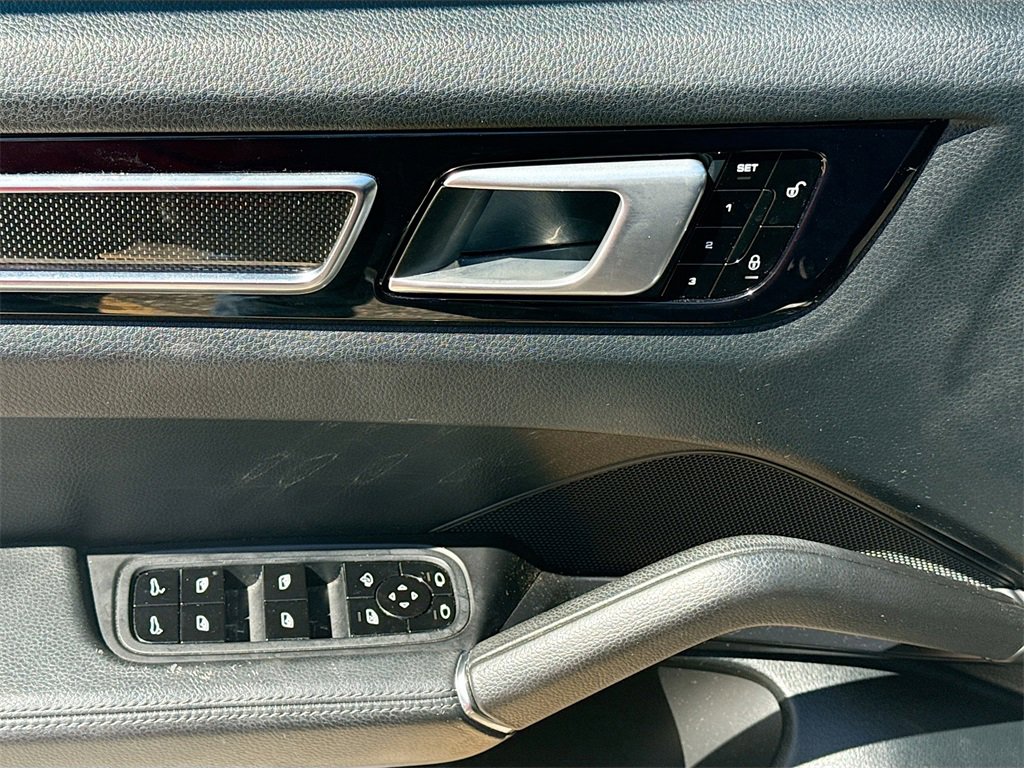 Used 2019 Porsche Cayenne w/ Premium Package image 19