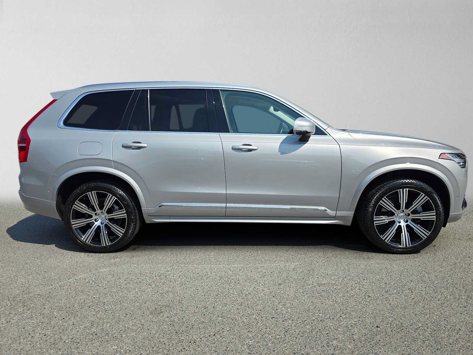 Certified 2023 Volvo XC90 T8 Plus AWD/4WD image 3