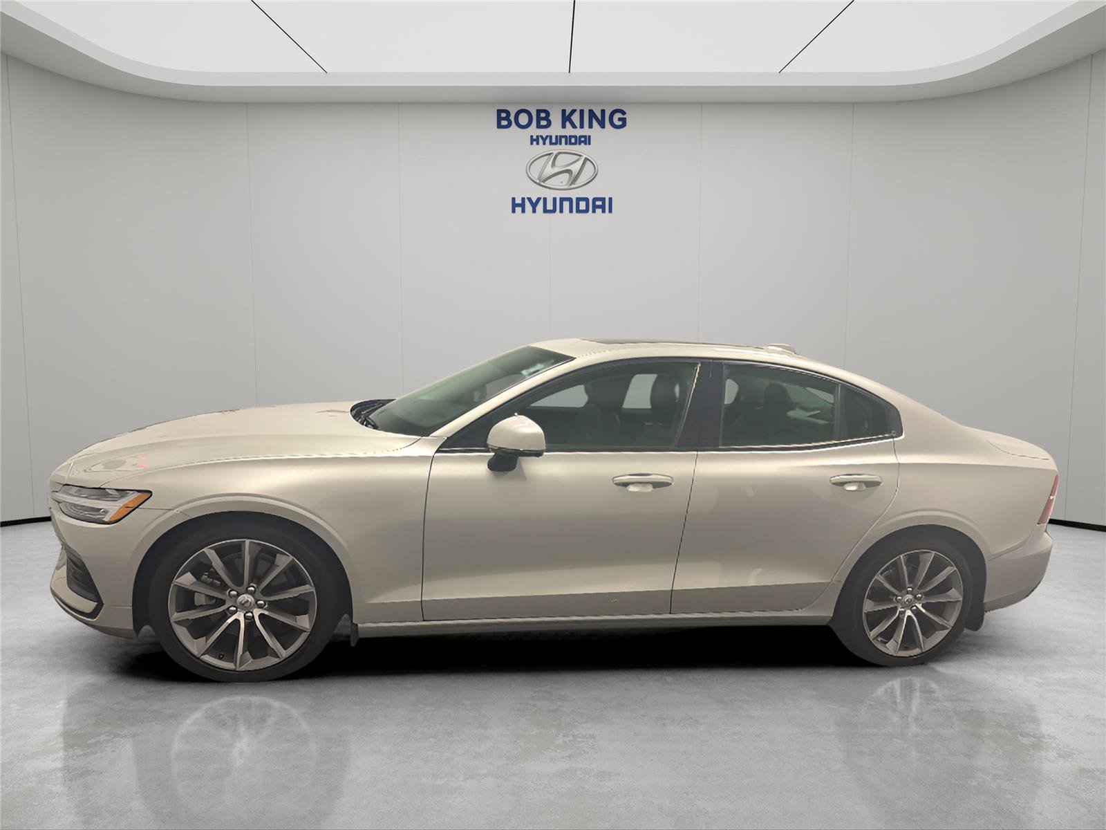 Used 2019 Volvo S60 T5 Momentum w/ Multimedia Package FWD image 2