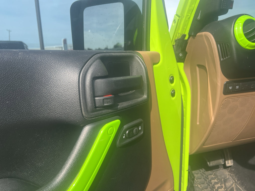 Used 2012 Jeep Wrangler Unlimited Rubicon w/ Dual Top Group AWD/4WD image 13