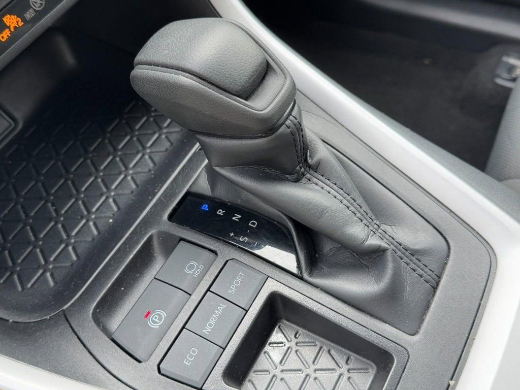 Used 2025 Toyota RAV4 XLE image 20