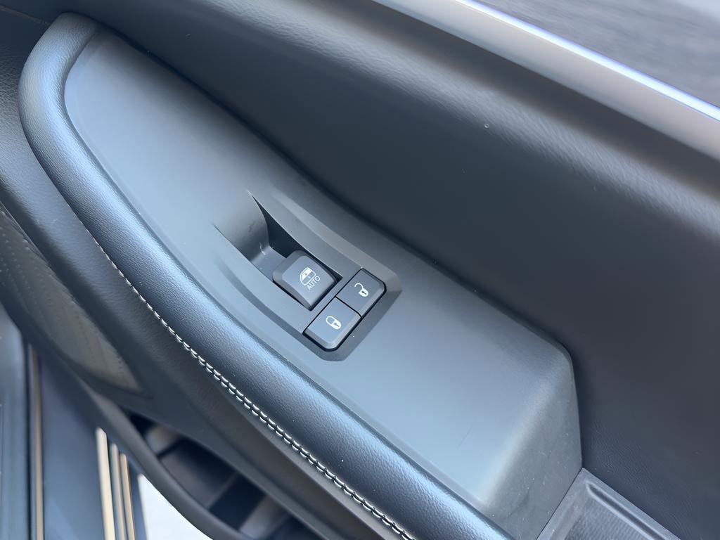 Used 2023 Jeep Grand Cherokee Limited w/ Black Appearance Package image 17