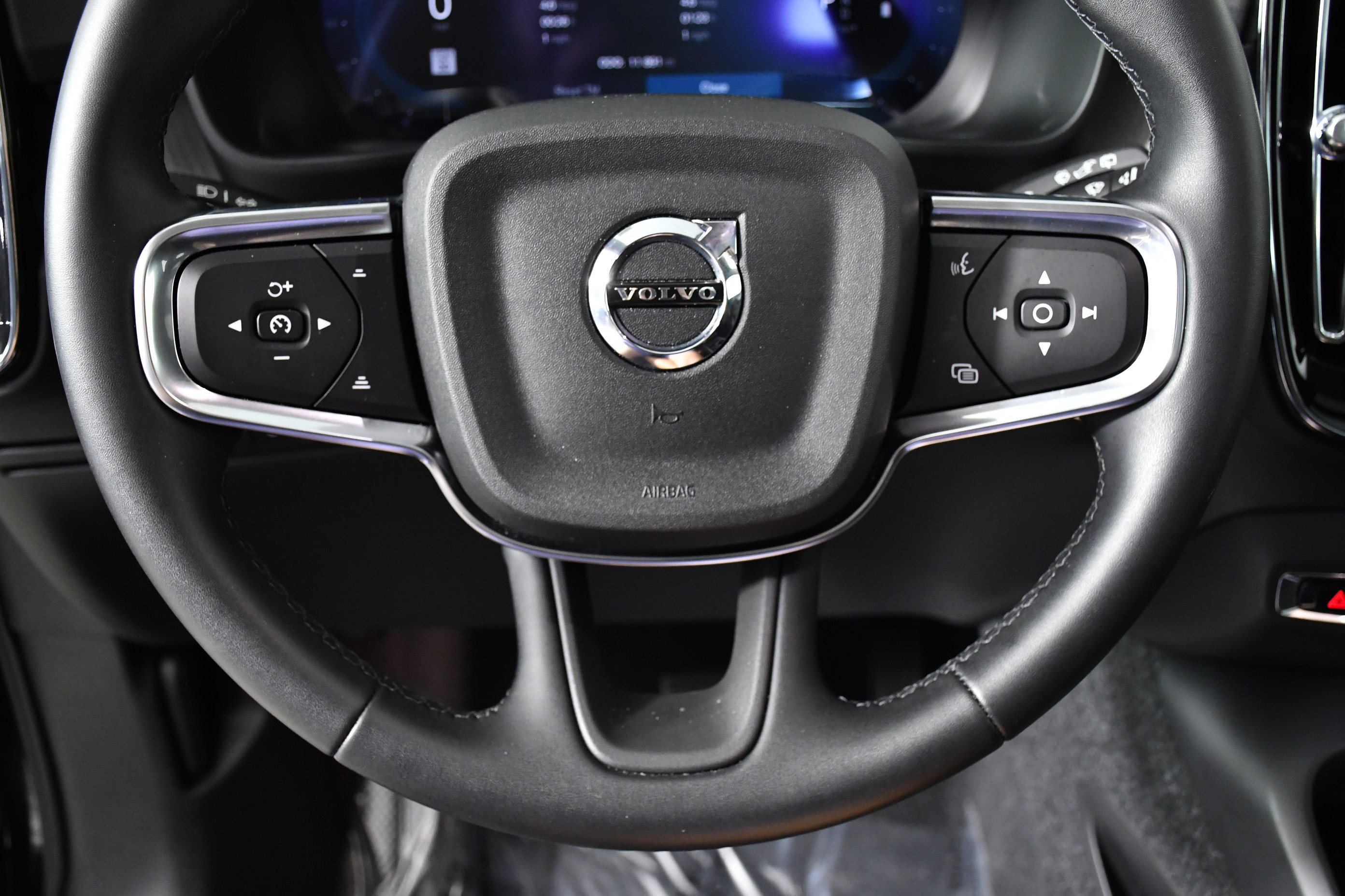Used 2025 Volvo XC40 B5 Plus image 10