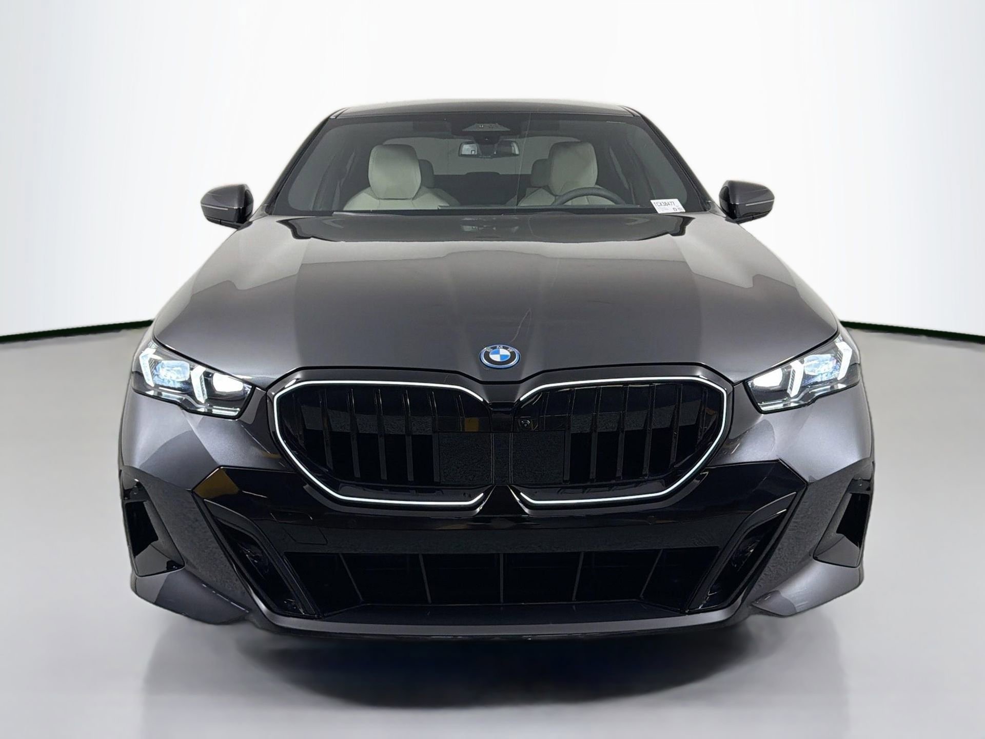 New 2026 BMW 550e xDrive w/ Premium Package image 2