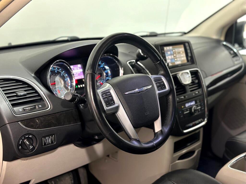 Used 2014 Chrysler Town & Country Touring image 29