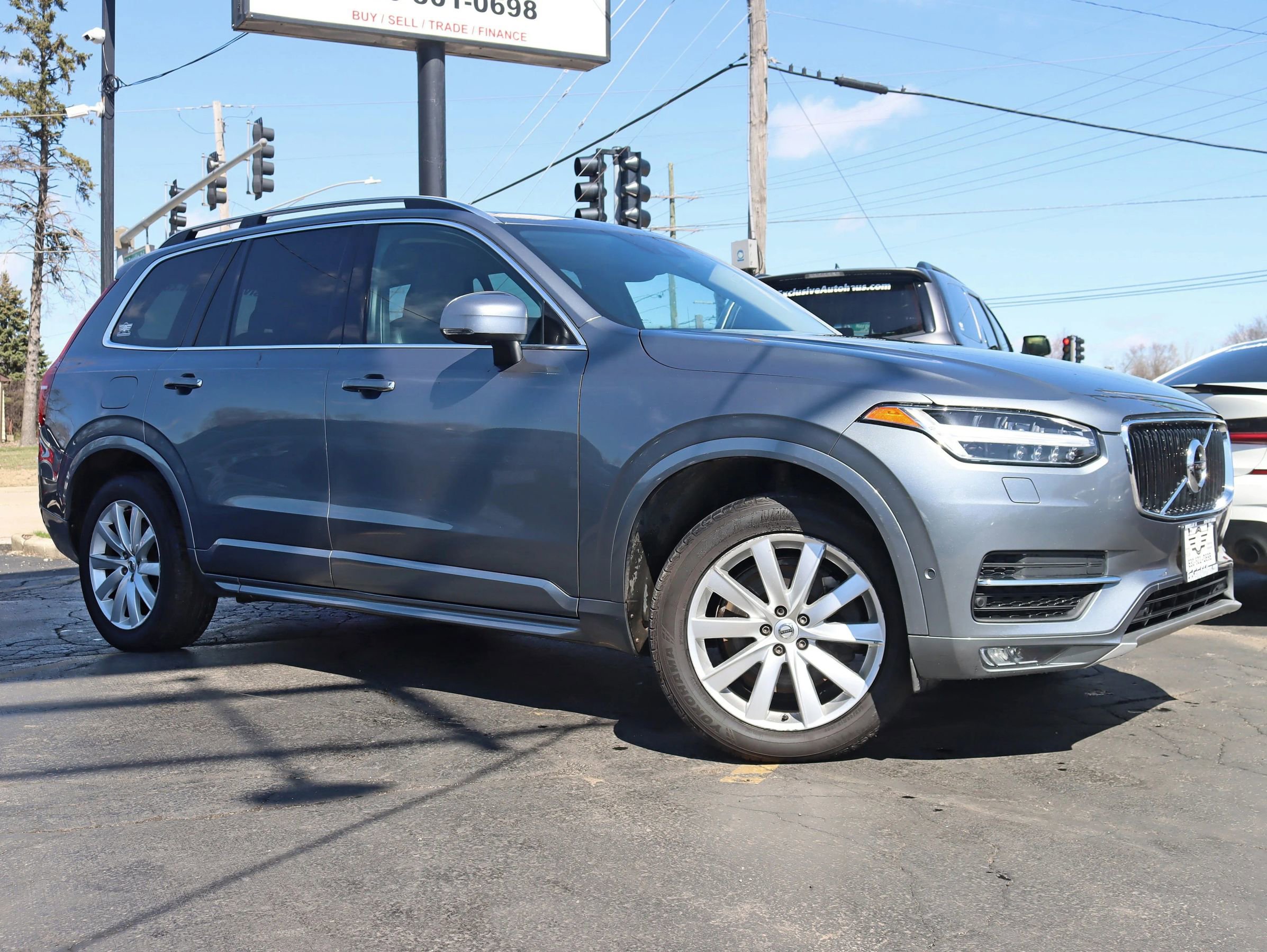 Used 2017 Volvo XC90 T6 Momentum w/ Vision Package image 3
