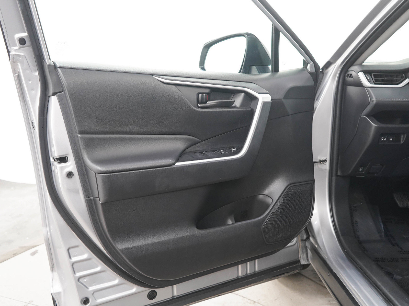 Used 2025 Toyota RAV4 LE AWD/4WD image 19