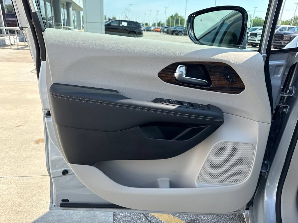 Used 2023 Chrysler Pacifica Limited AWD/4WD image 20